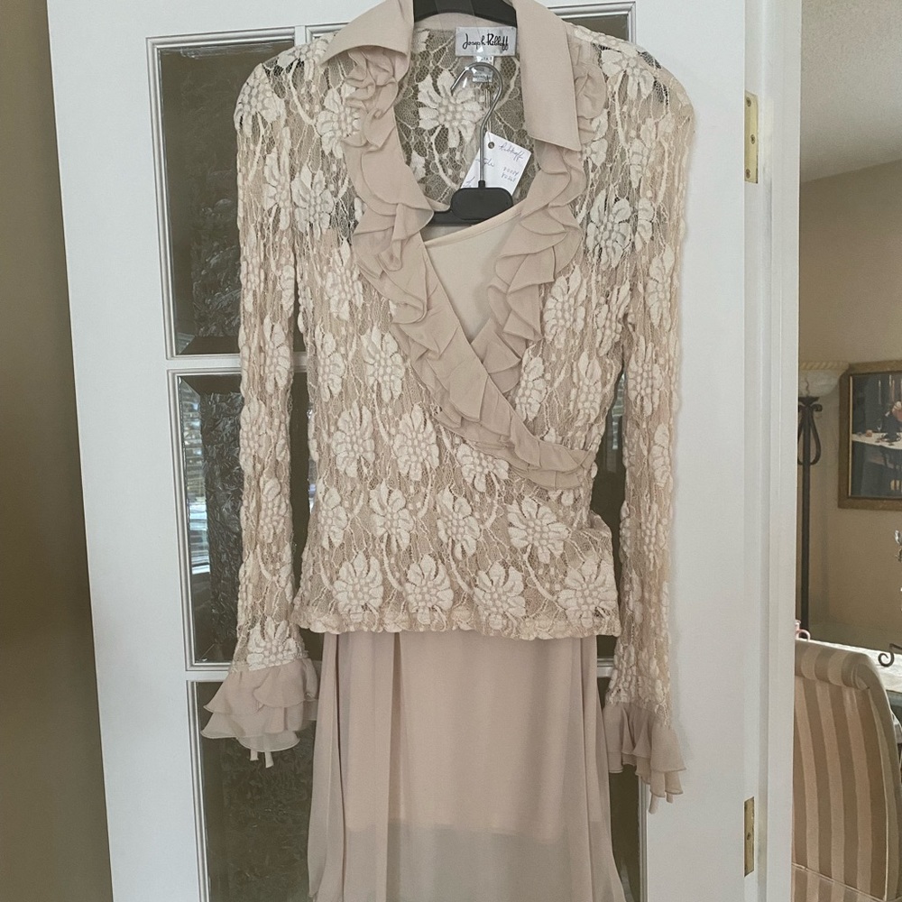 2 piece lace top and crepe skirt.  Elastic waist band.  Brand new. Size 8 US